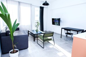 30-inch TV with digital channels - Veranda Apt close to Monastiraki - 1 (Athens)