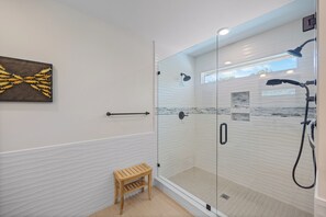 Combined shower/bathtub, hair dryer, towels