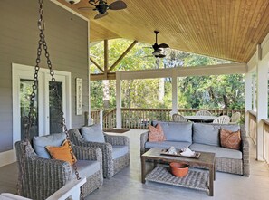 Outdoor dining - Raised Beach House, Easy Walk to Beach, Screened Porch, New Kitchen, Elevator (Pawleys Island)