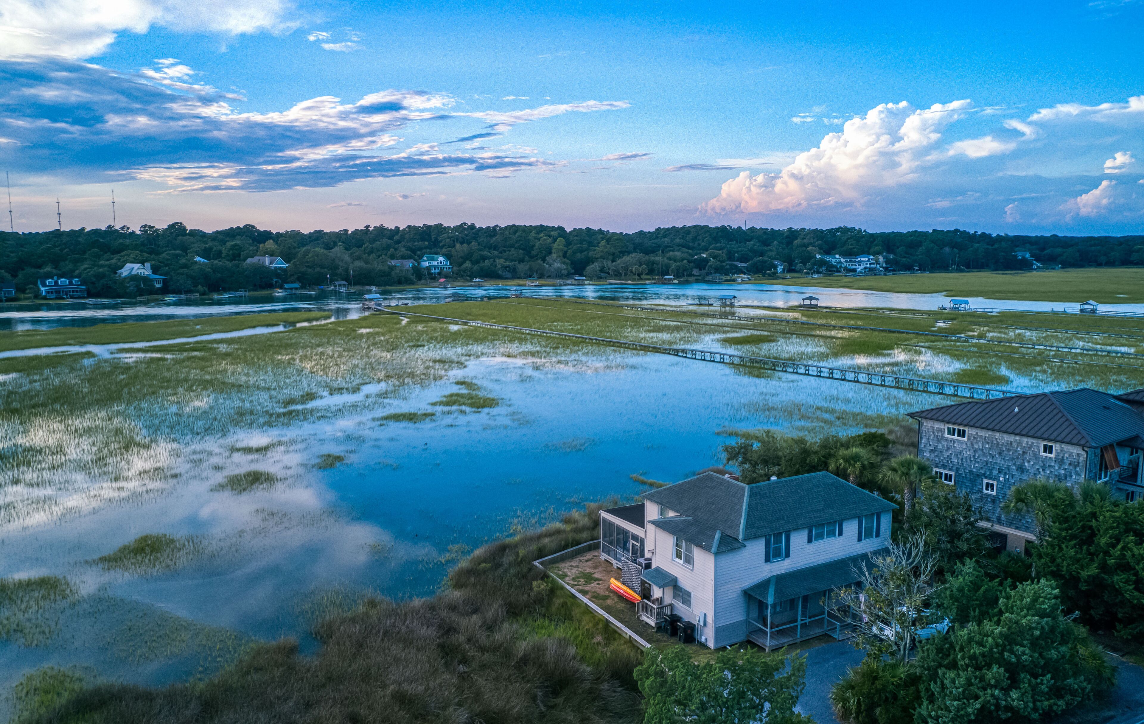 Creek Front Beach House, Tons of Pawleys Charm, Easy Walk to Beach, Dog Friendly