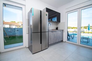 Fridge, oven, stovetop, dishwasher - Villa Elite 2 with heated pool by Istrabook (Fažana)