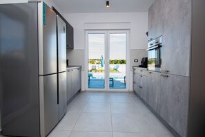 Kjøleskap, ovn, kokeplater og oppvaskmaskin