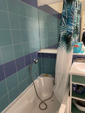 Bathtub, hair dryer - SOUTH-FACING MAGNIFICENT SEA VIEW AND SWIMMING POOL 2P RESIDENCE LES PINS BLEUS (Antibes)
