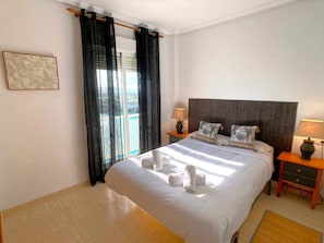 2 slaapkamers, een strijkplank/strijkijzer, gratis wifi, beddengoed