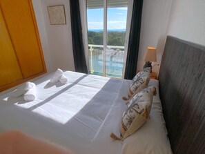 2 slaapkamers, een strijkplank/strijkijzer, gratis wifi, beddengoed