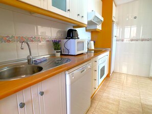 Réfrigérateur, micro-ondes, four, lave-vaisselle