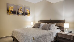Una camera da letto con un letto, comodini e decorazioni alle pareti.