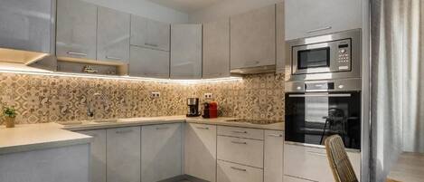 ثلاجة، ميكروويف، فرن، موقد طهي مسطح