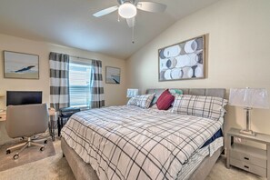 2 bedrooms, desk, laptop workspace, iron/ironing board - Golfer's Paradise - The Villages in Wildwood! (Wildwood)