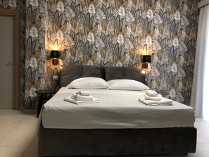Junior Room | Iron/ironing board, free WiFi, bed sheets - Dante 3 Guesthouse (Bari)