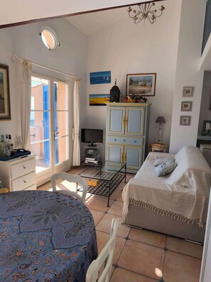 TV, ping pong, books