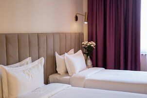 Caja de seguridad en la habitación y escritorio 