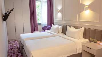 Caja de seguridad en la habitación y escritorio