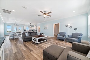 Una Smart TV, un reproductor de DVD, una videoteca