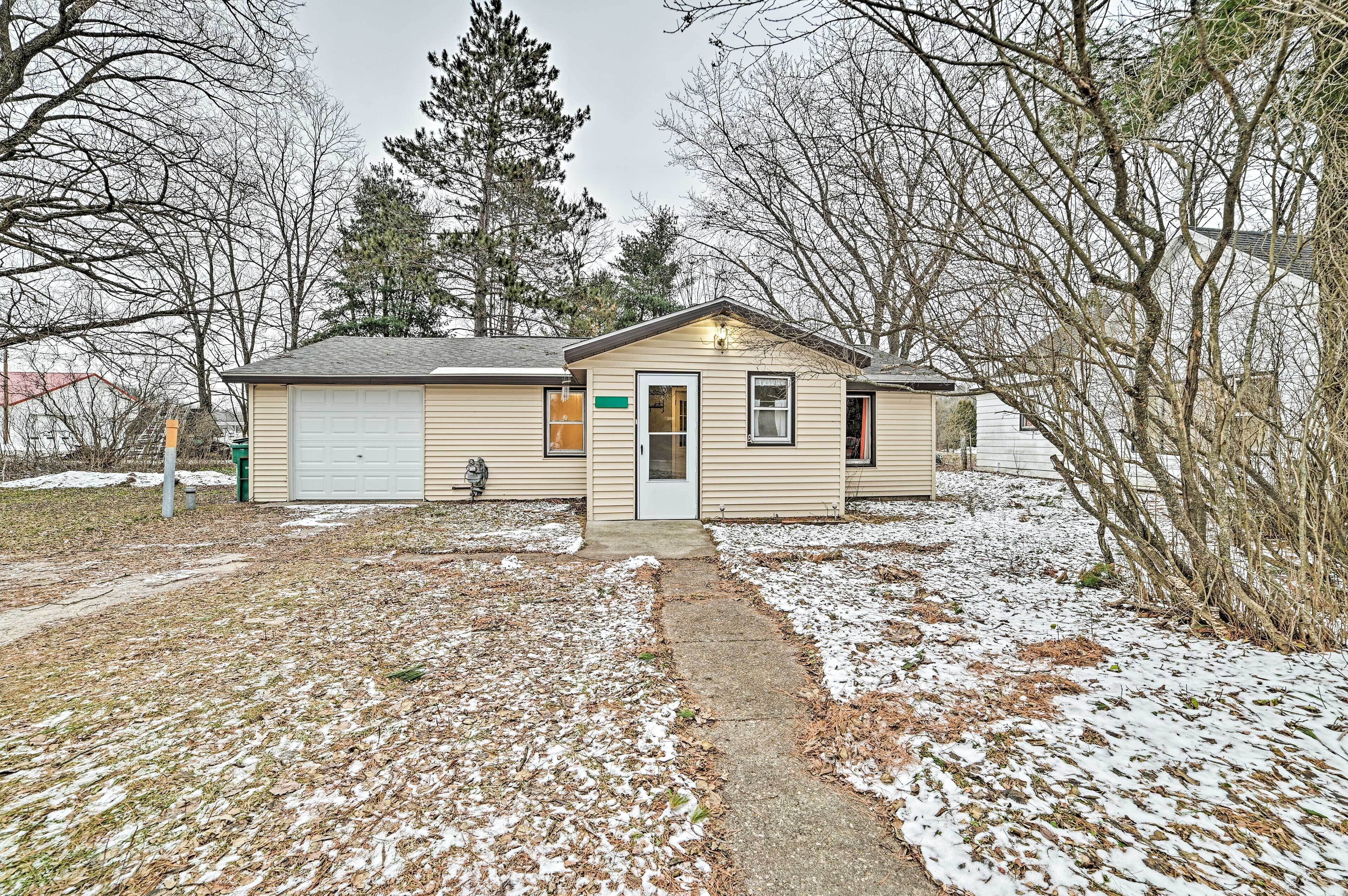 Quaint Frederic Home: Ski, Boat + Hike Nearby