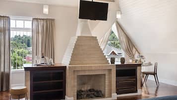 Suite Family Room | Egyptian cotton sheets, premium bedding, pillowtop beds, minibar
