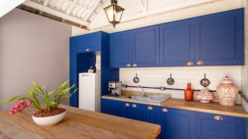 Suíte Family House | Private kitchen | Espresso maker, coffee/tea maker, electric kettle
