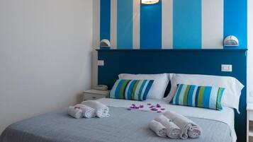 Brankas, meja kerja, tirai kedap cahaya, dan Wi-Fi gratis