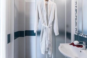 Dutxa, articles de tocador gratuïts, assecador de cabells i bidet