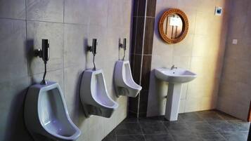 Douche, douche à « effet pluie », serviettes fournies