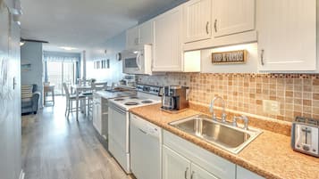 Coffee/tea maker, fridge, microwave, stovetop