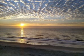 On the beach - Coastal Condo w/ Balcony in North Myrtle Beach! (North Myrtle Beach)