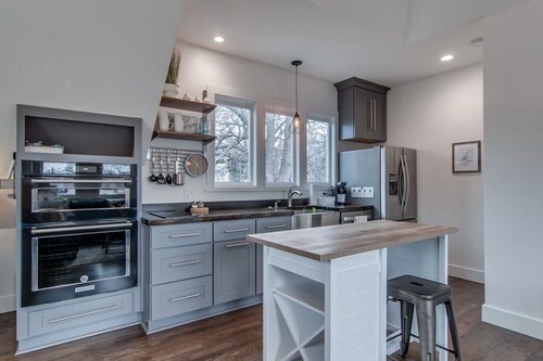 Belmont Loft • Walk to 12S Shops & Eats, 2 Mi to Broadway