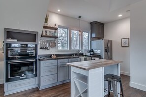 Frigorífico, microondas, horno y placa de cocina