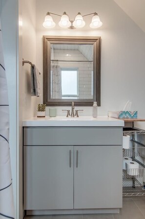 Sèche-cheveux, serviettes fournies