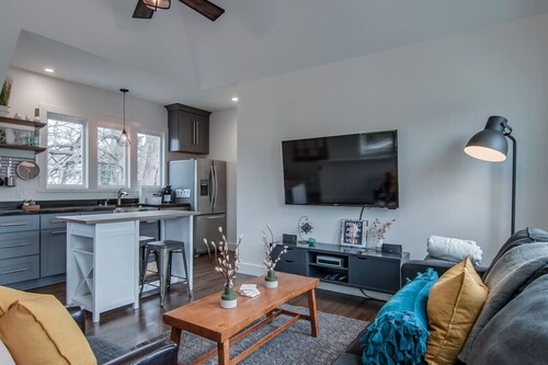 12 South Loft Walk to Coffee/Murals + King Bed