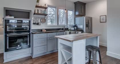 12 South Loft Walk to Coffee/Murals + King Bed