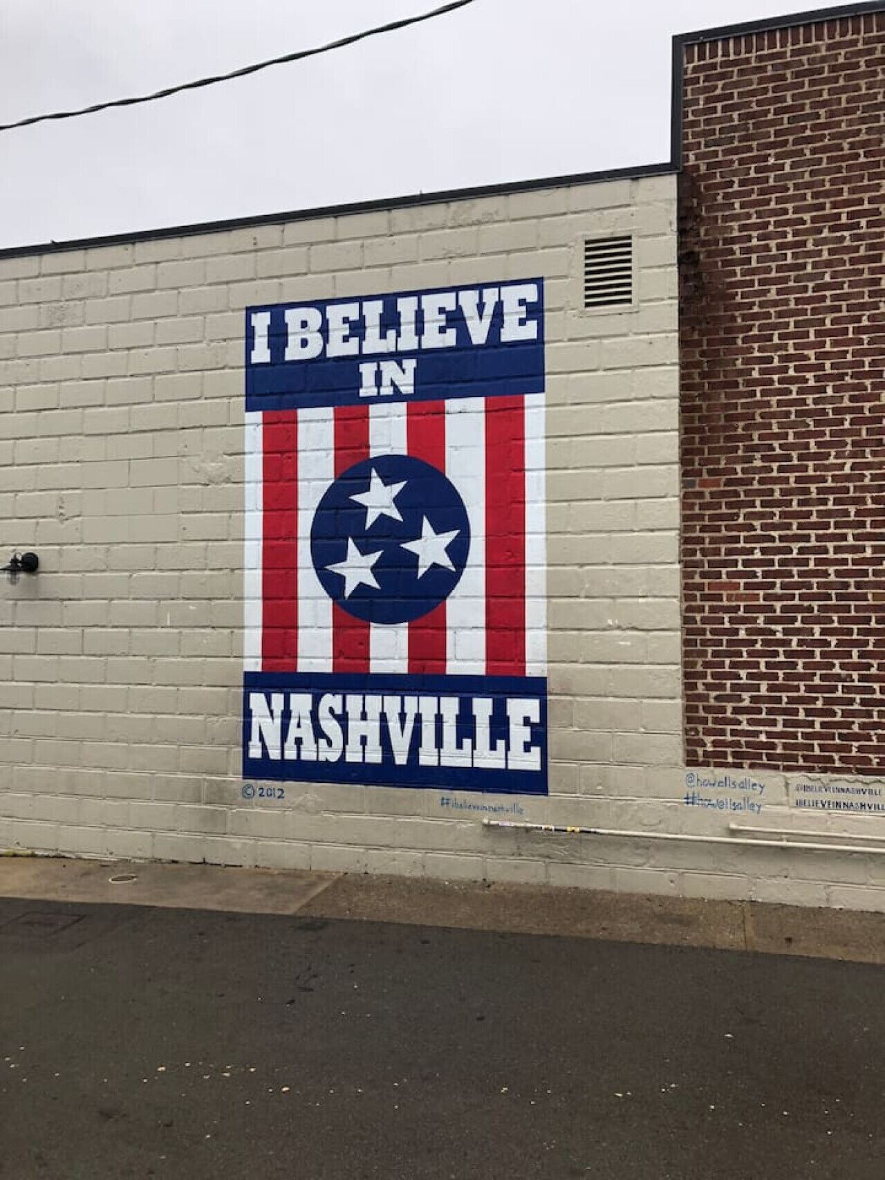 Un mur orné d’une fresque représentant le drapeau américain et portant l’inscription : « JE CROIS EN NASHVILLE ».