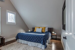 1 dormitorio, escritorio, tabla de planchar con plancha y cuna de viaje