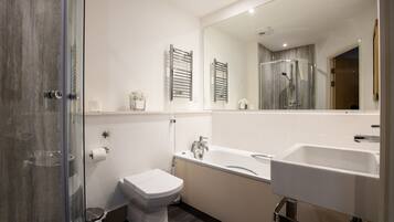 Apartamento urbano, 1 cama King e sofá-cama, vista para a cidade | Banheiro | Banheira e chuveiro separados, chuveiro com efeito de chuva