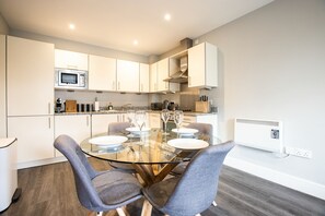 City Apartment, 1 King Bed with Sofa bed, City View | Private kitchen | Full-sized fridge, microwave, oven, stovetop - The Wren Beautiful Apartment inc parking (Oxford)