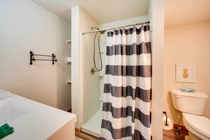 Amenidades de baño gratuitas, secadora de cabello, toallas