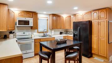 Coffee/tea maker, fridge, microwave, stovetop