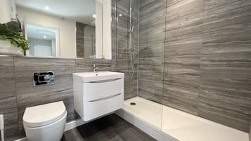 Superior Apartment | Bathroom | Shower, rainfall showerhead, free toiletries, hair dryer