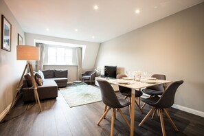 Appartement supérieur | Aire de séjour | Téléviseur de 43 po avec télévision numérique, Netflix