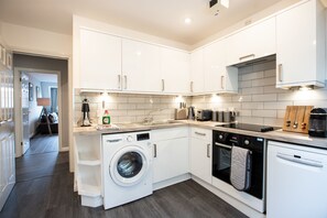 Apartamento superior | Cocina privada | Horno, placa de cocina, lavavajillas y tostadora