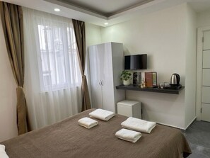 Standard Room | Minibar, in-room safe, blackout curtains, iron/ironing board