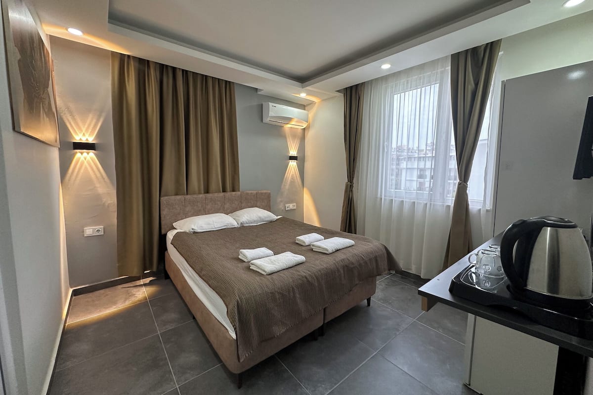 Standard-Dreibettzimmer (without balcony) | Minibar, Zimmersafe, Verdunkelungsvorhänge, Bügeleisen/Bügelbrett