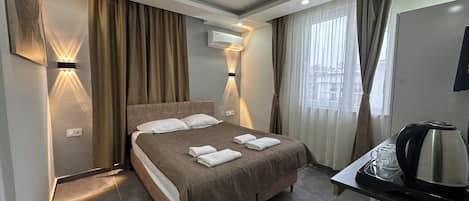 Minibar, coffres-forts dans les chambres, rideaux occultants