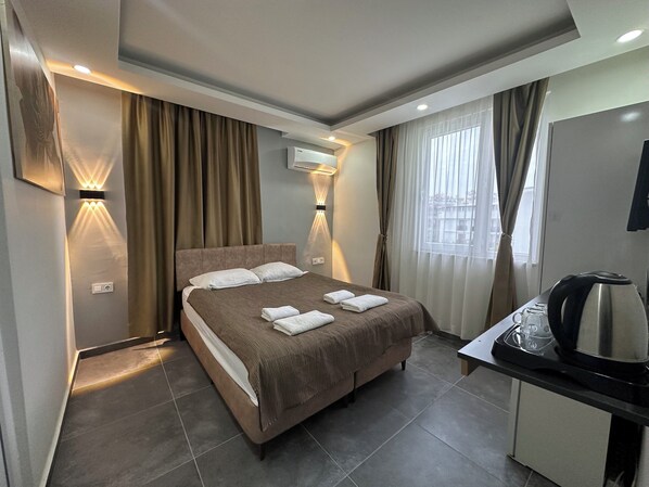 Minibar, caja de seguridad en la habitación y cortinas blackout