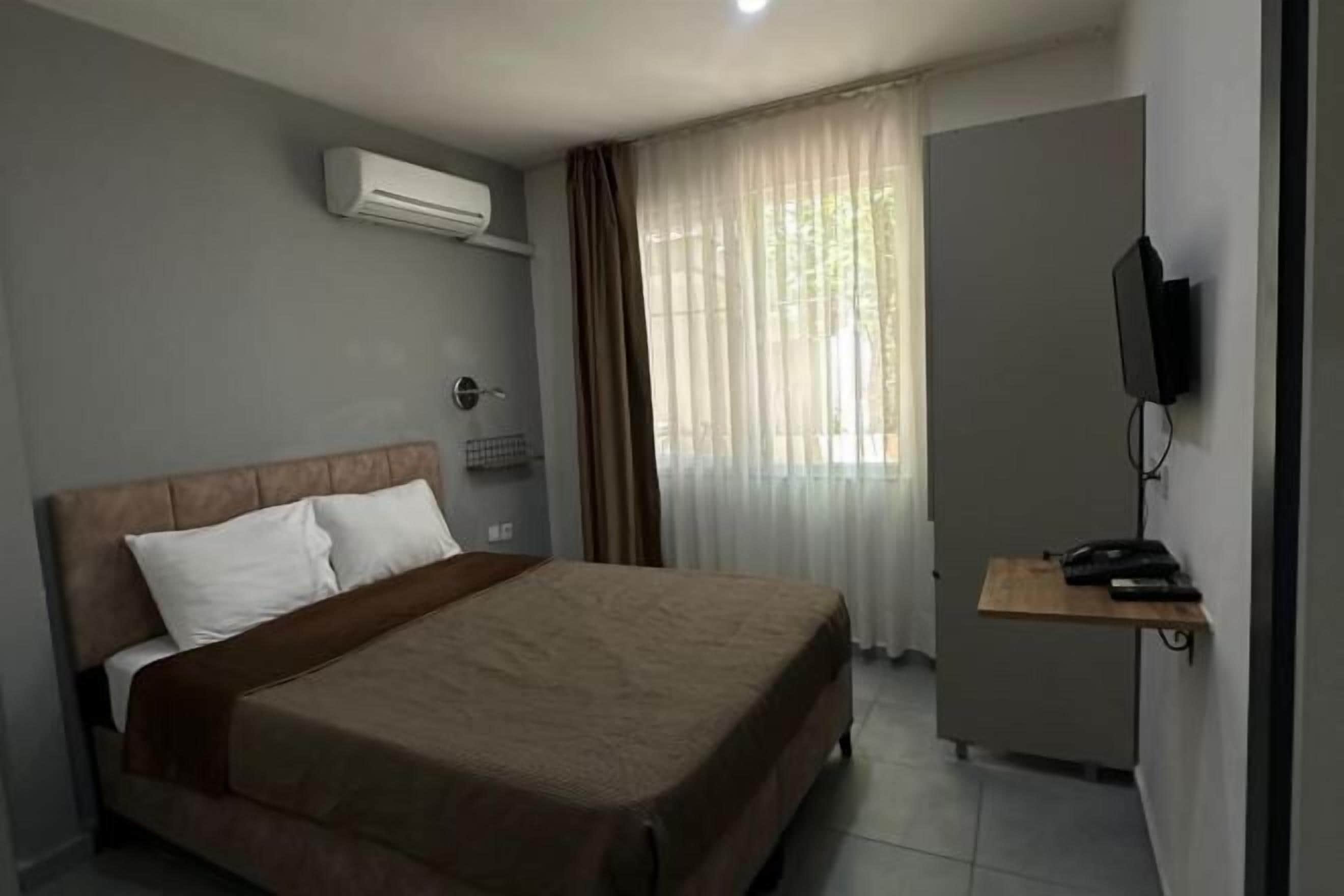 ミニバー、セーフティボックス (室内)、遮光カーテン、アイロン / アイロン台