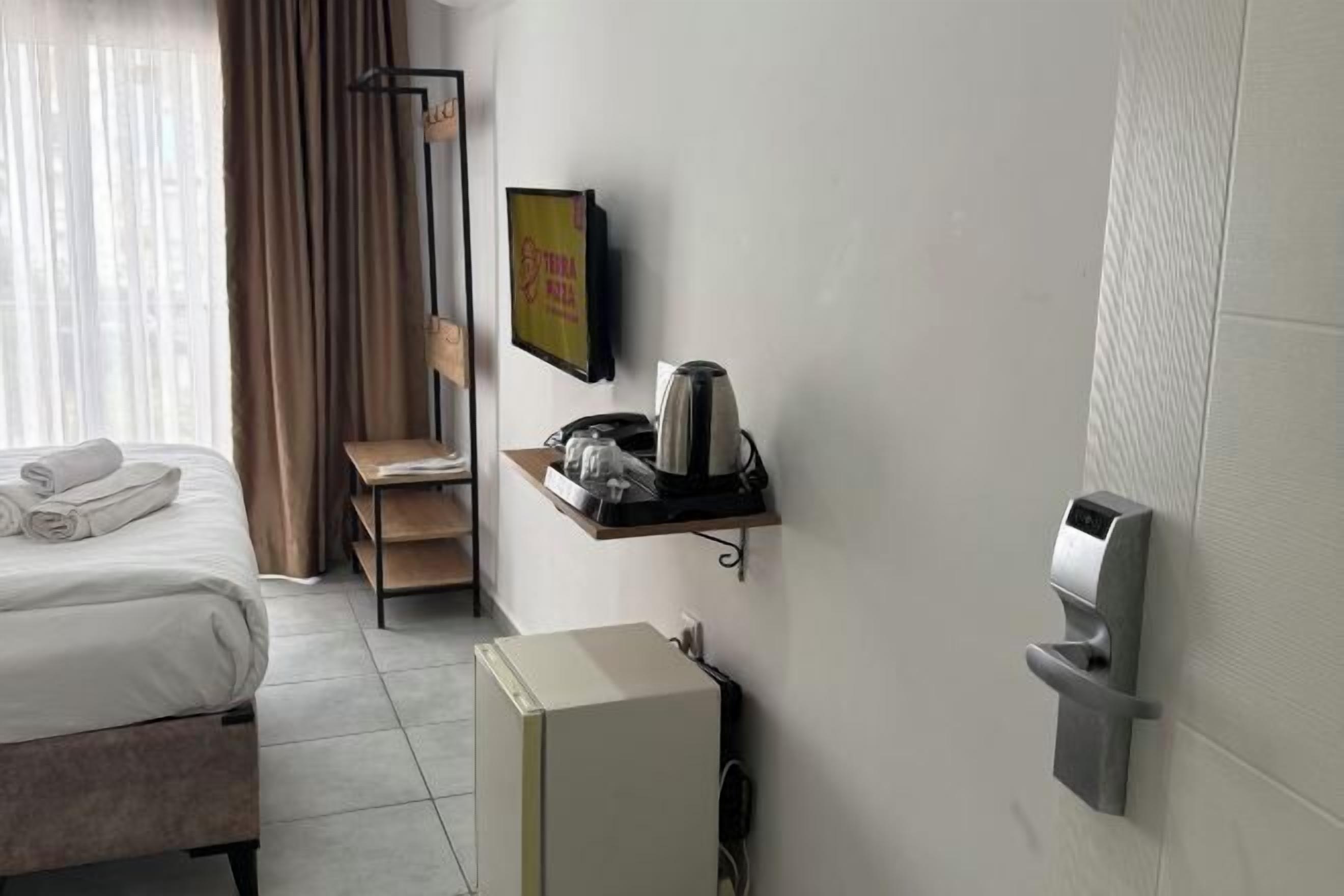 ミニバー、セーフティボックス (室内)、遮光カーテン、アイロン / アイロン台