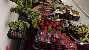 Buffet com diversos alimentos, incluindo frutas, legumes e produtos embalados.