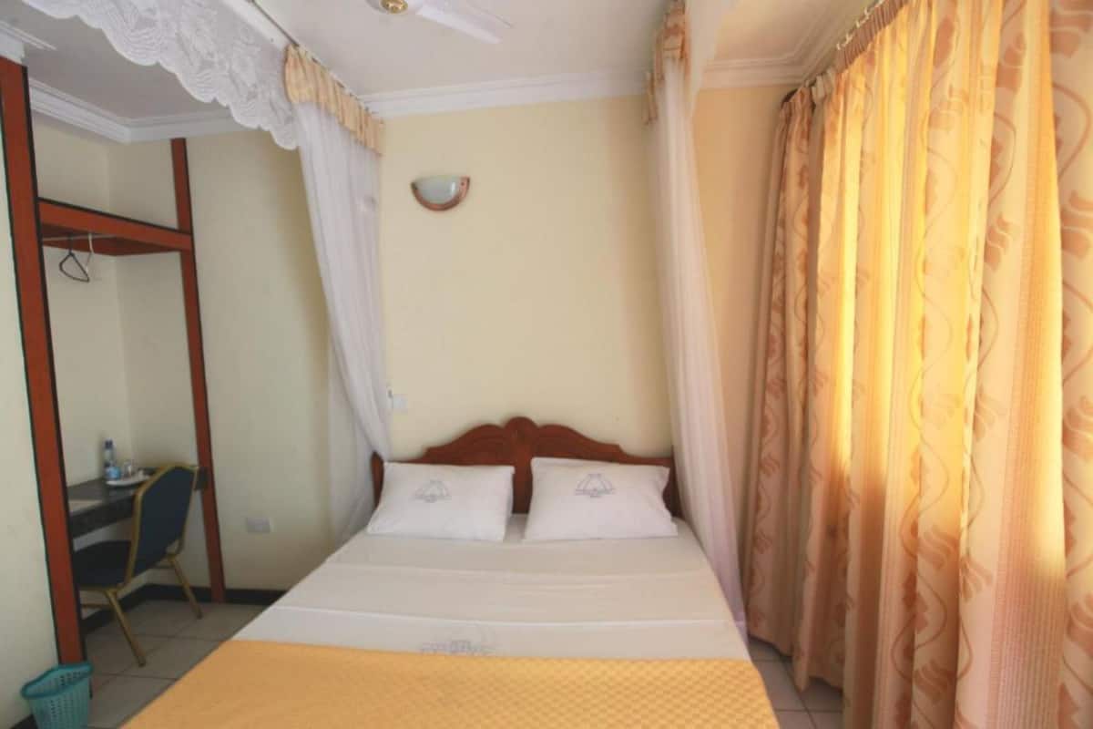 1 bedroom, bed sheets