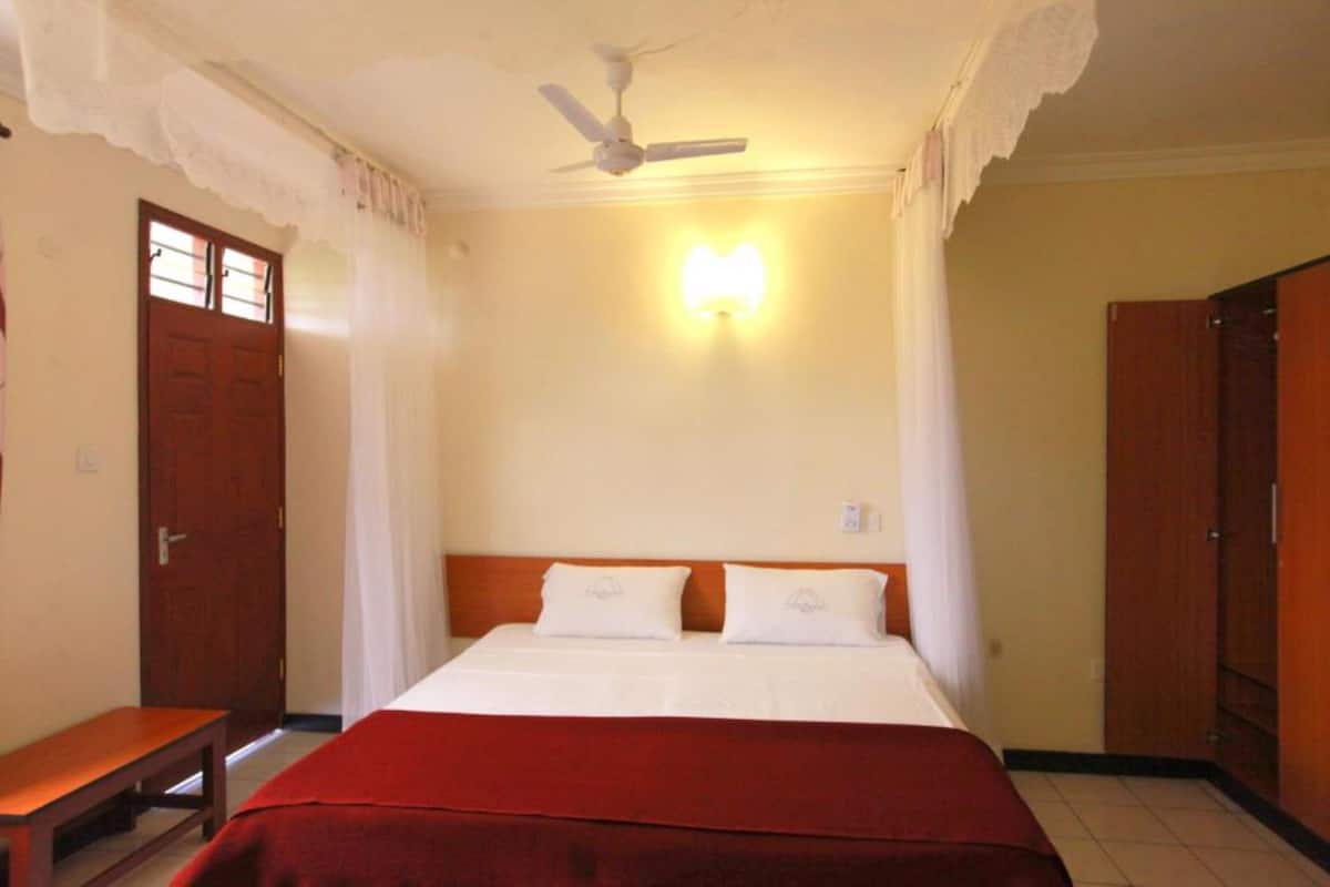 1 bedroom, bed sheets
