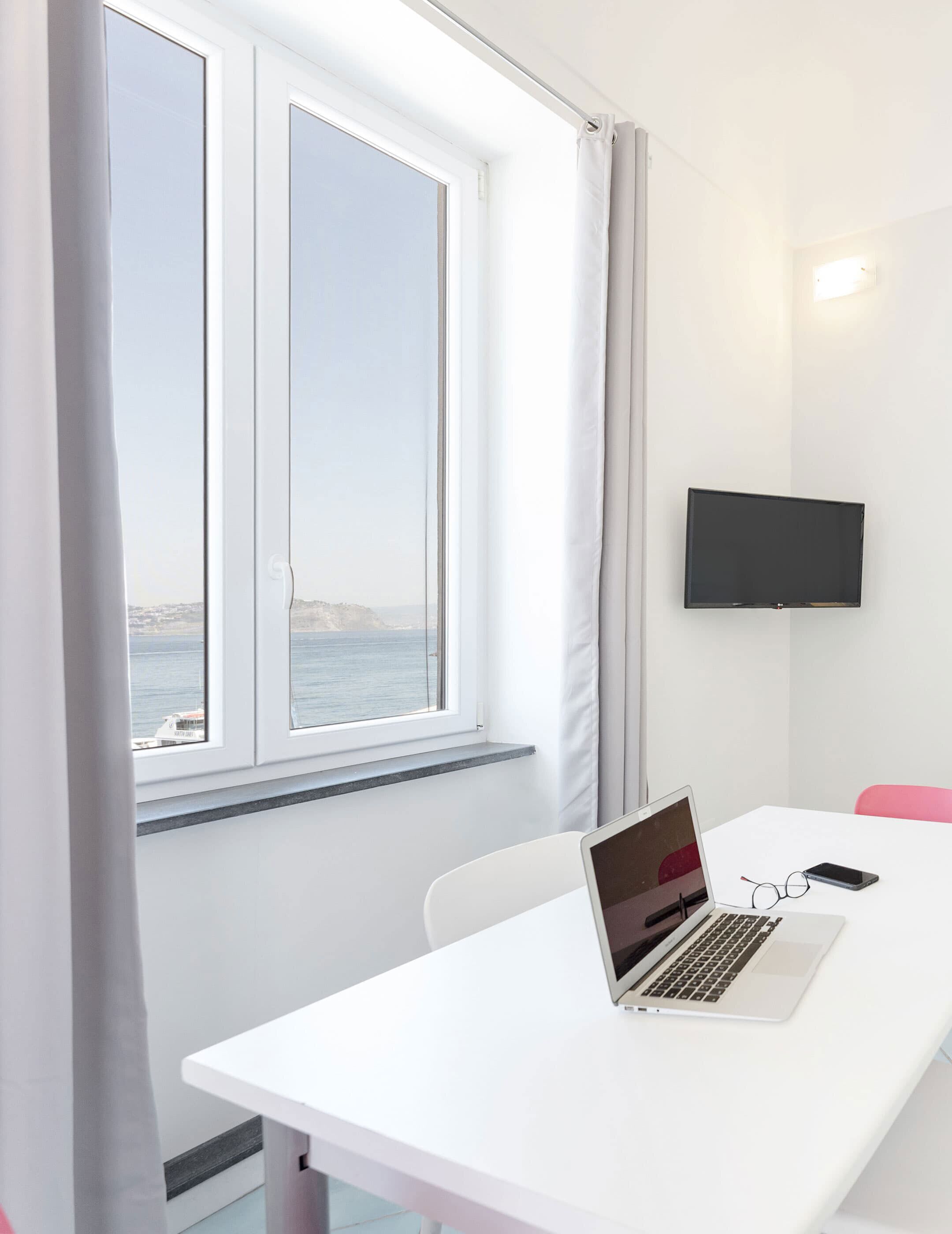 Apartamento, 1 quarto, vista para o mar | Área de estar | TV de tela plana